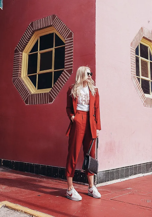 Red sneakers women hot sale outfit