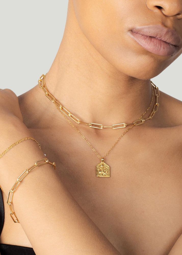 Going for Gold: 7 Timeless Women’s Gold Jewelry Pieces You Need